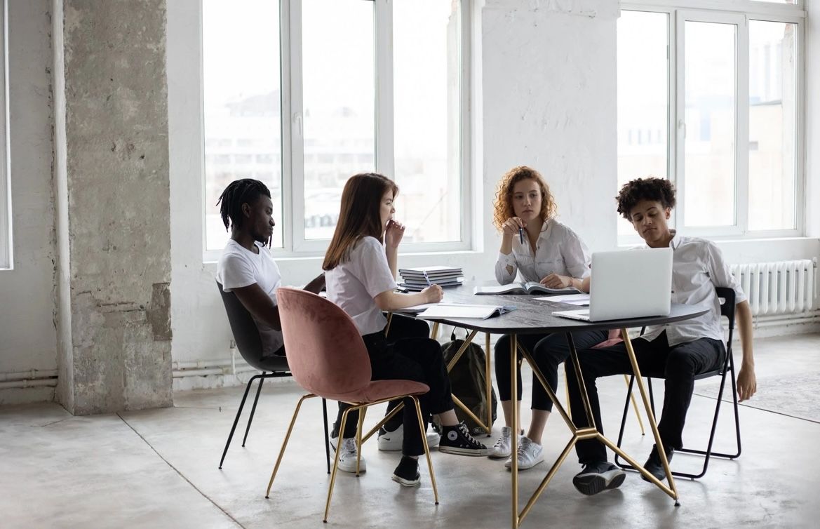 A picture of a team comparing the best rates of the cheapest shipping companies.