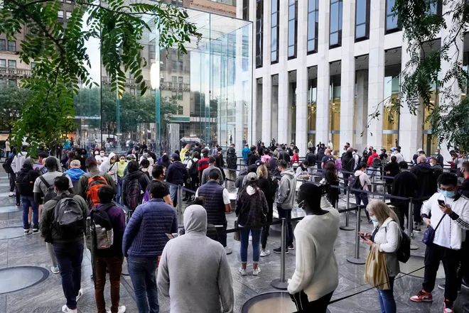Customers waiting to get iPhone 13 outside Apple’s store in New York. 